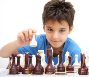 nino jugando ajedrez