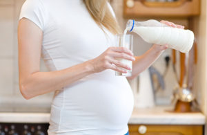 embarazada toma leche