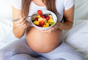 embarazada come frutas