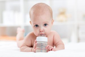 bebé toma agua