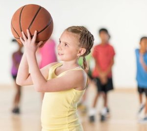 niña juega baloncesto