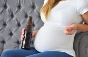 embarazada bebe cerveza