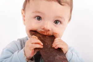 bebé come chocolate